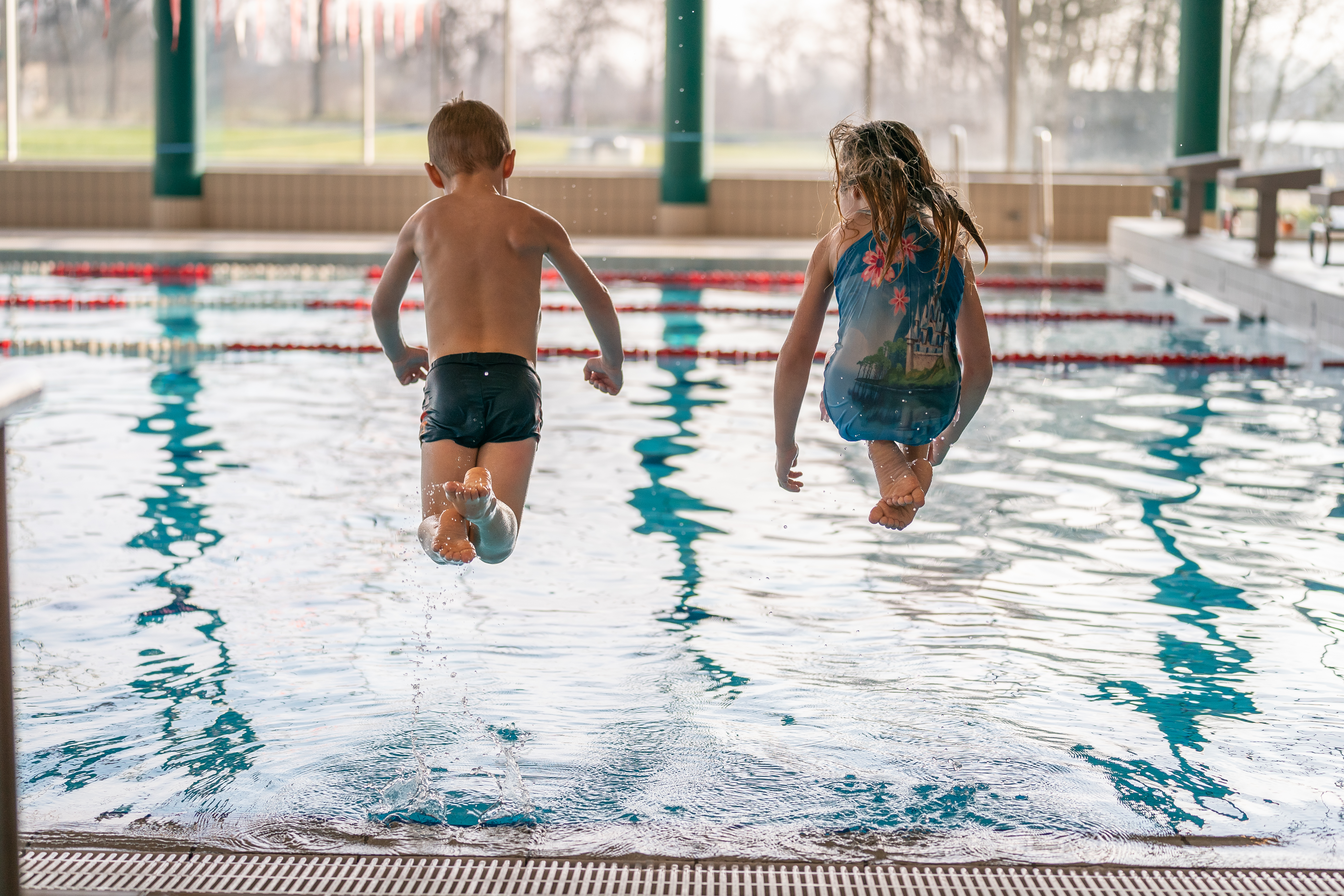 Illustration børn springer i vandet
