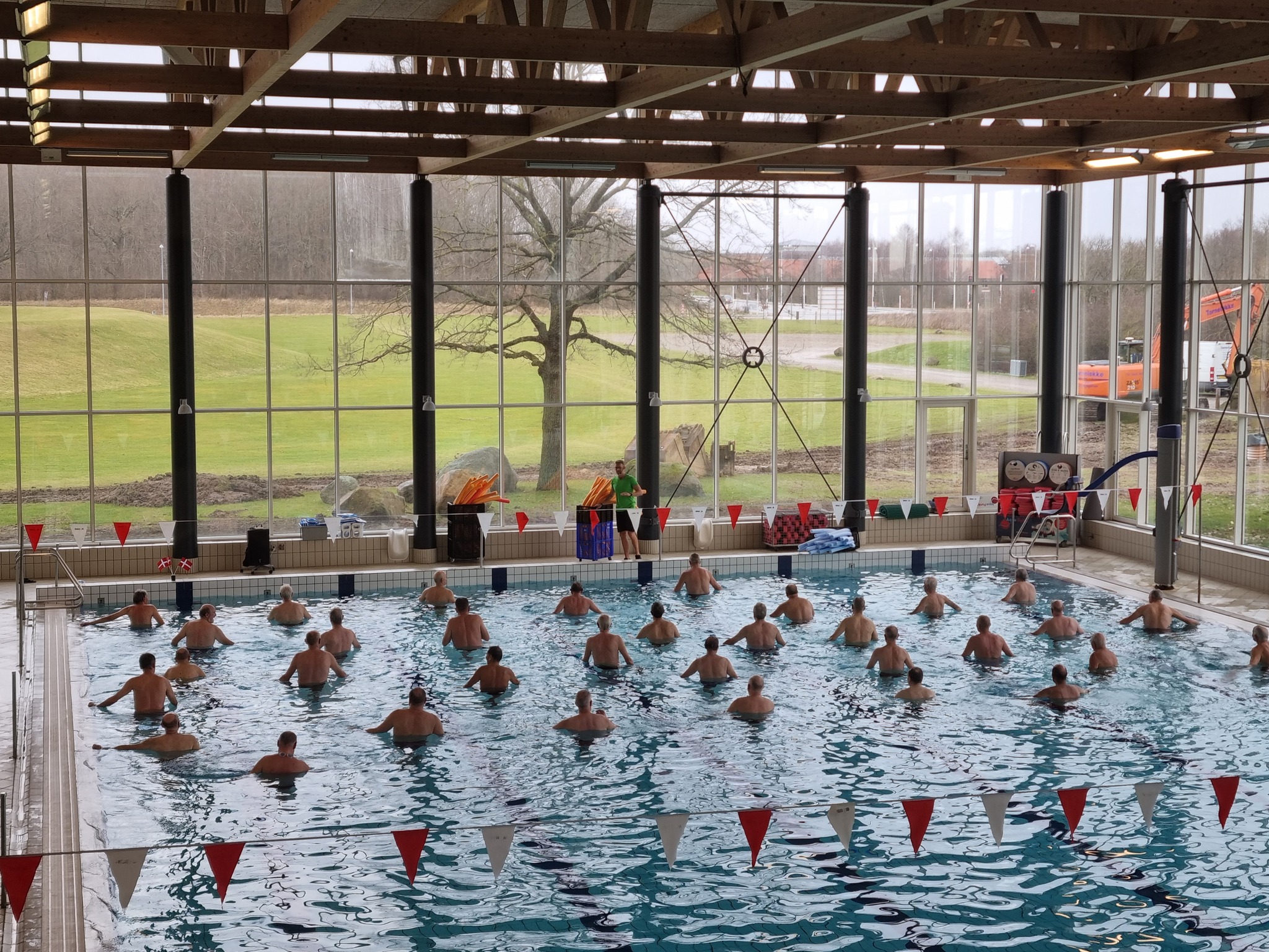 Illustration mænd der træner i vand