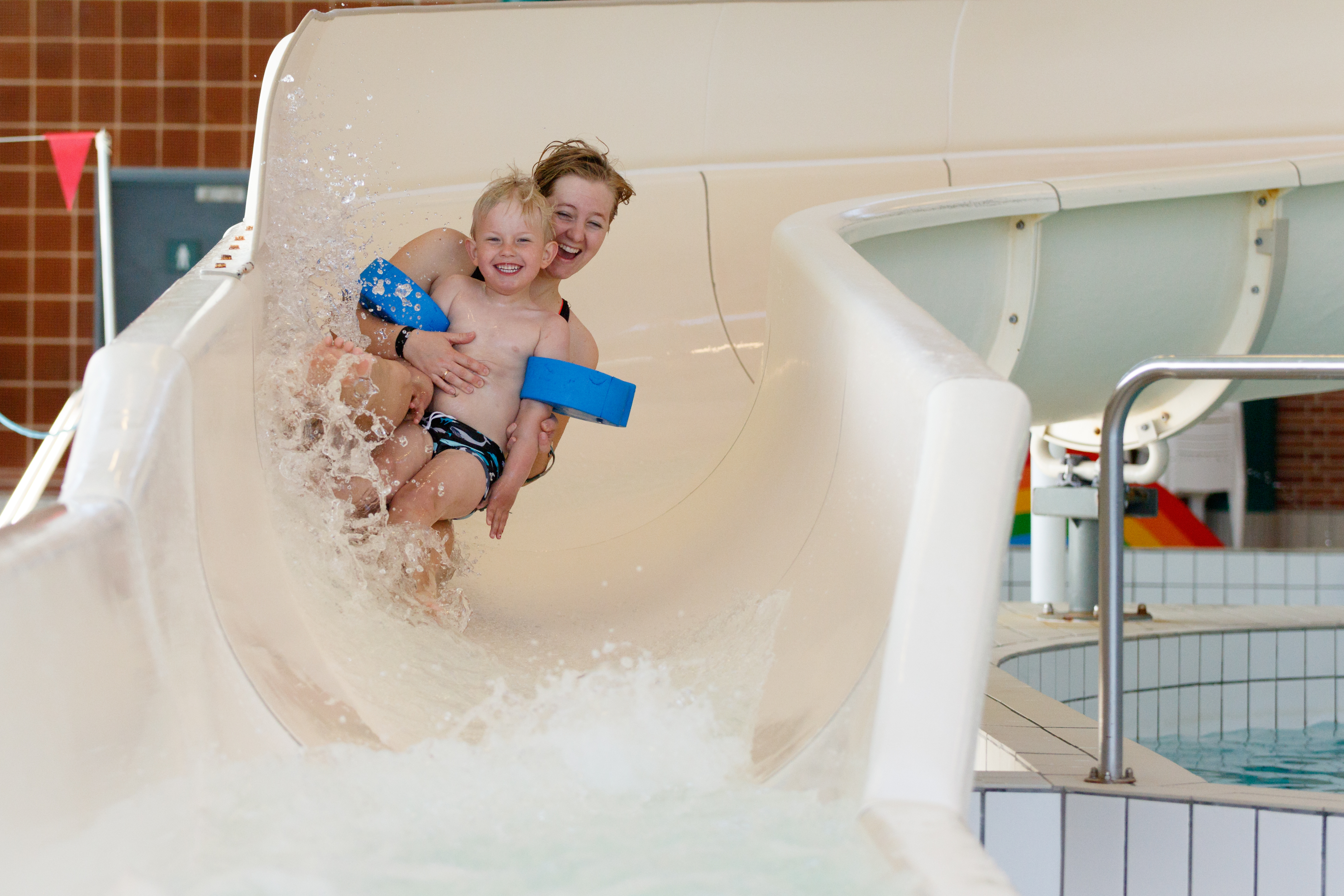 Illustration mor og søn i vandrutsjebane