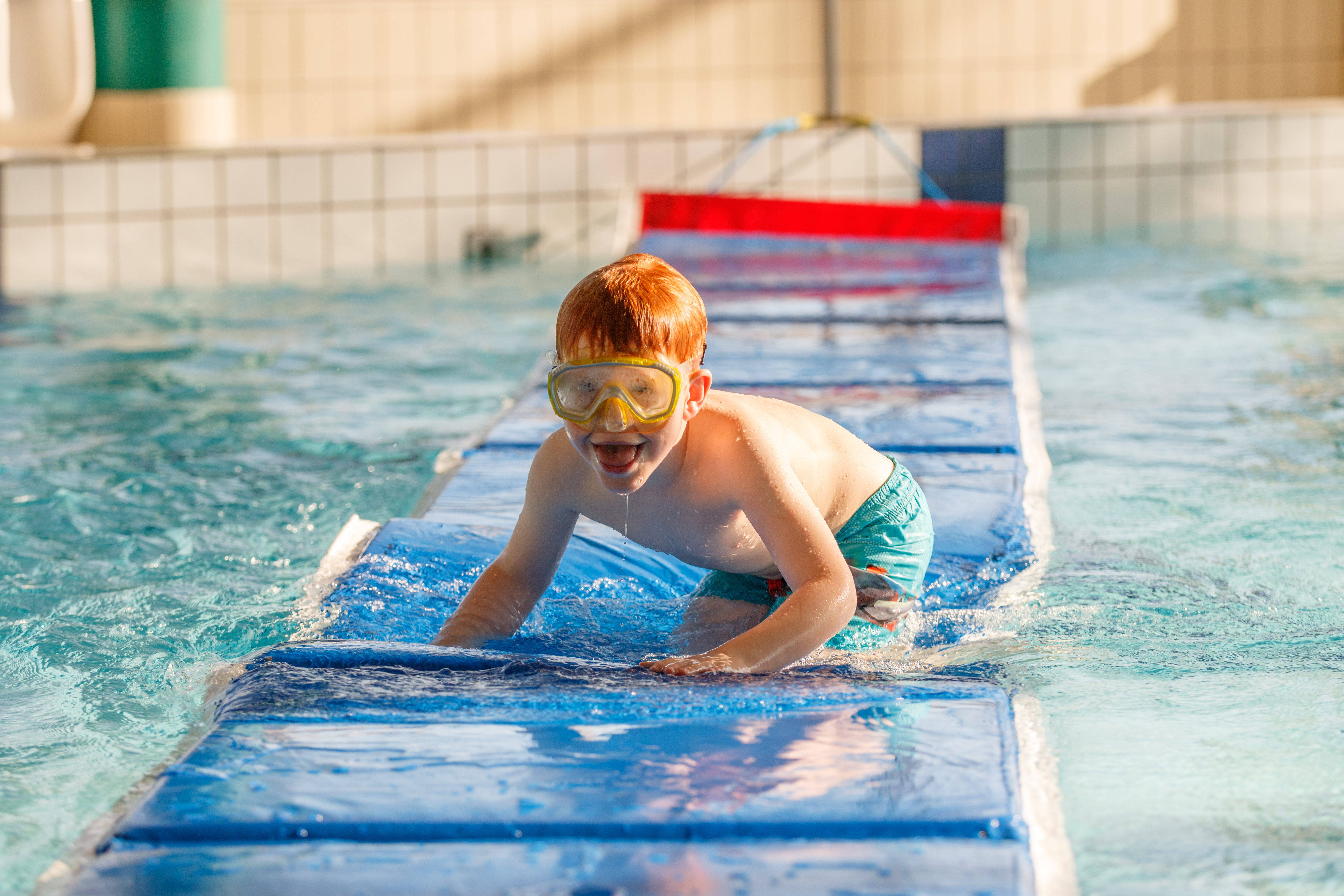 Illustration barn leger i vandet